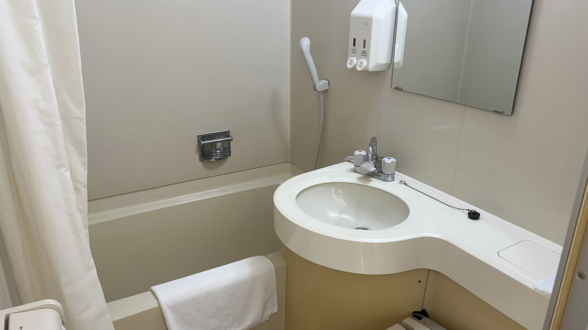 ・【和洋室(喫煙)】いつでも入浴できるユニットバス付で安心。トイレは温水洗浄機能付です