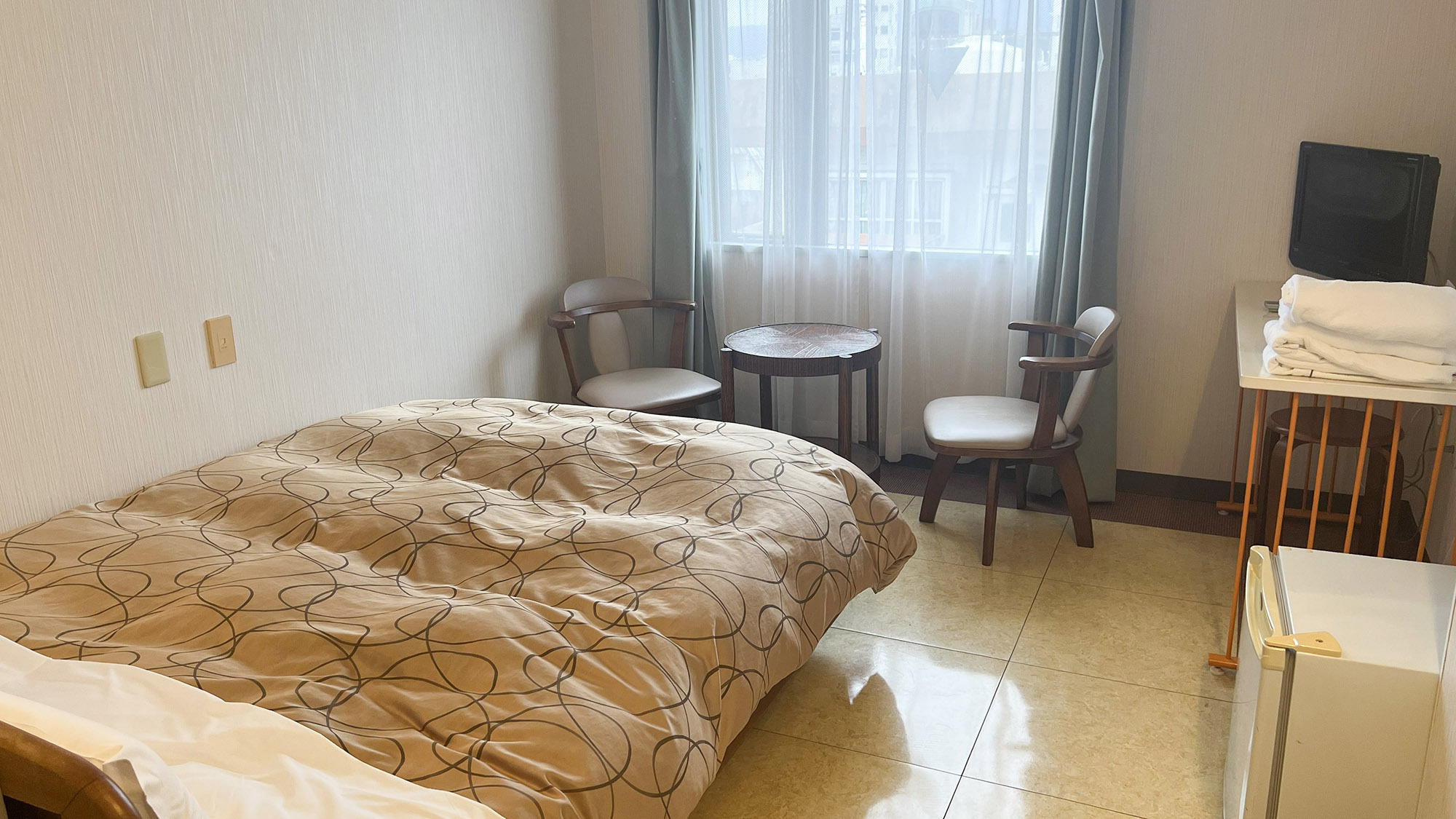 ・【ダブル】客室にはテレビ、冷蔵庫、テーブル&チェア、机がございます