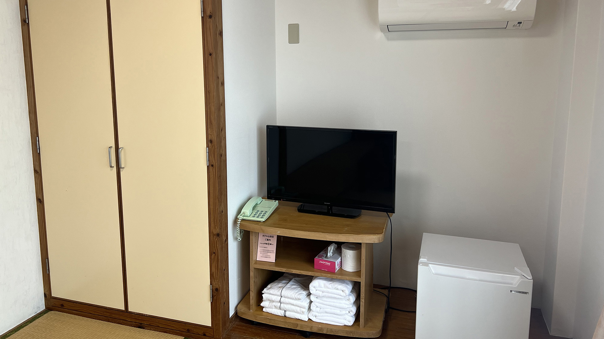 ・【和室10畳(喫煙)】客室にはテレビ、冷蔵庫がございます