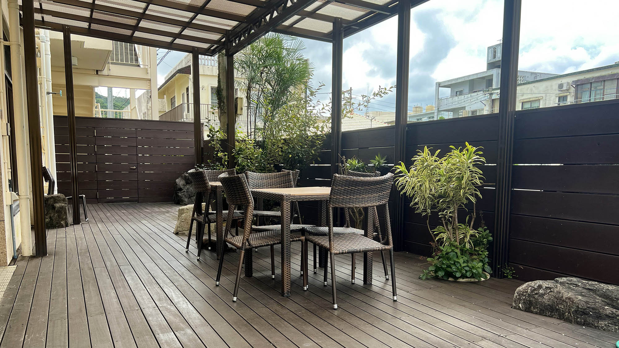 ・【デッキ】外の風を浴びてリフレッシュ。のんびり過ごせるテラスがございます