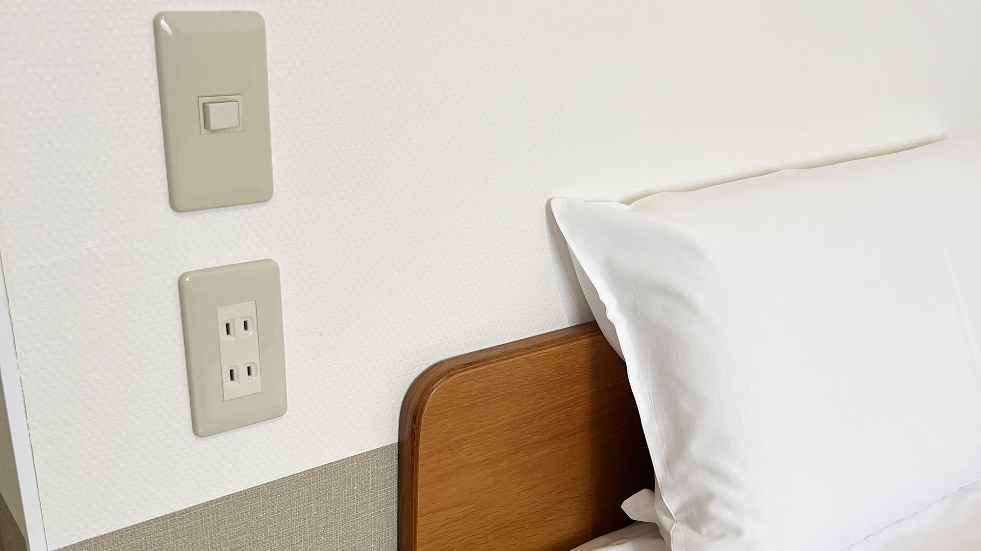 ・【シングル】ベット横にはコンセントがございます。スマホの充電に便利♪