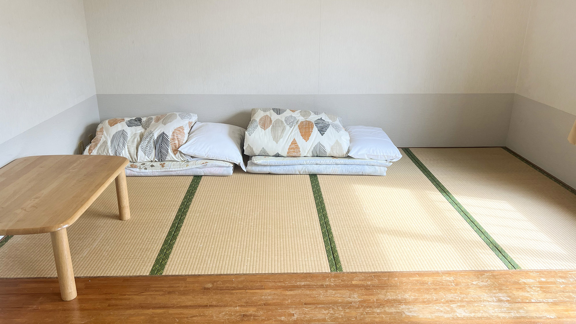 ・【和洋室(喫煙)】足を伸ばしてひと休み。小上がりの和室がございます