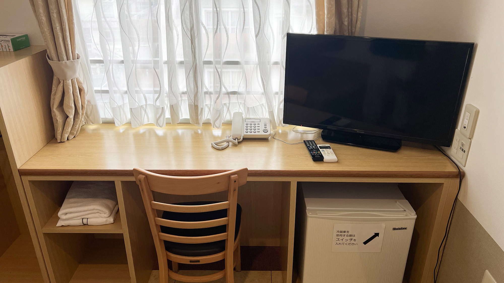 ・【シングル】客室にはテレビ、冷蔵庫、机がございます