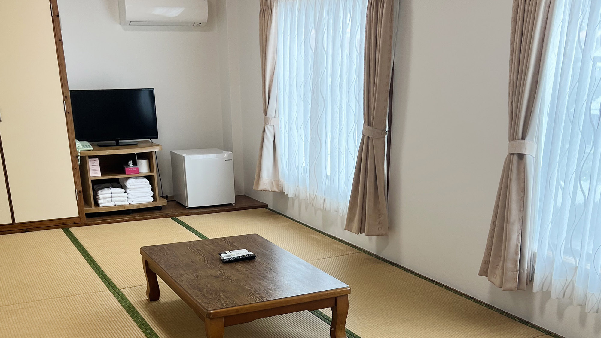 ・【和室10畳(喫煙)】最大4名様までご宿泊可能。畳のお部屋で手足を伸ばしておくつろぎください