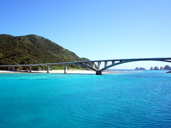 慶留間島と阿嘉大橋