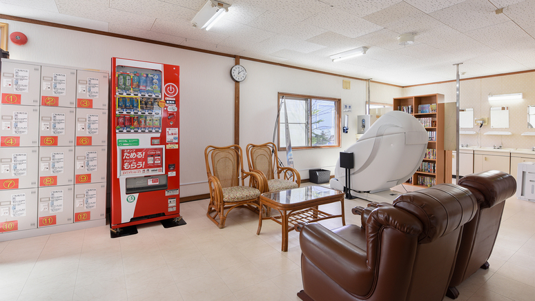 【大浴場・休憩スペース】待ち合わせやコインランドリーの待ち時間に漫画&自動販売機などがございます。