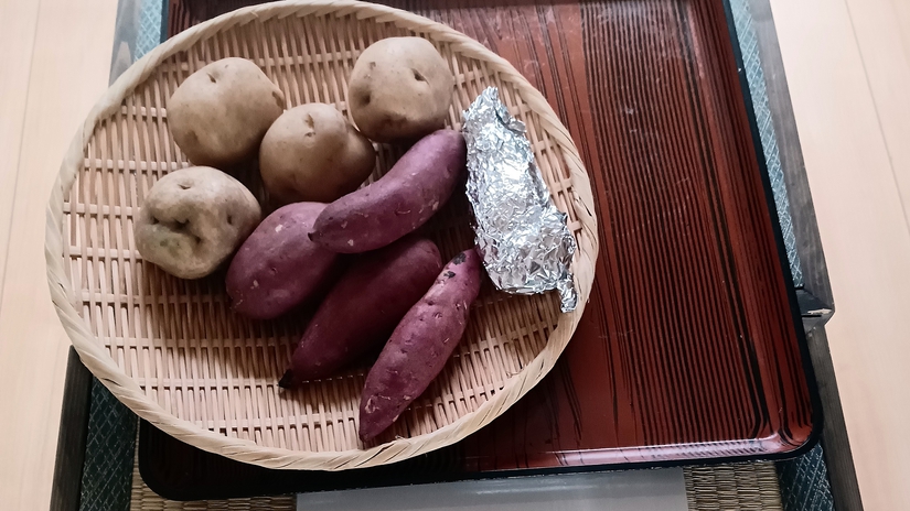 *【サービス】焼き芋：お1人様1つまで。薪ストーブでじっくり温めてからご賞味ください