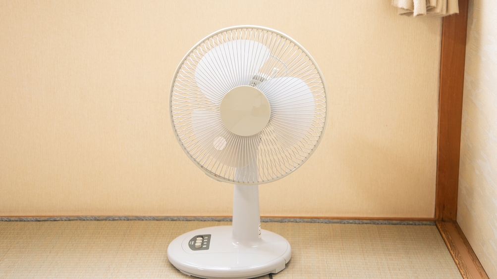 ＊【客室備品・扇風機】夏場も爽やかな北見では冷房設備がございません。扇風機で涼をお取りくださいませ