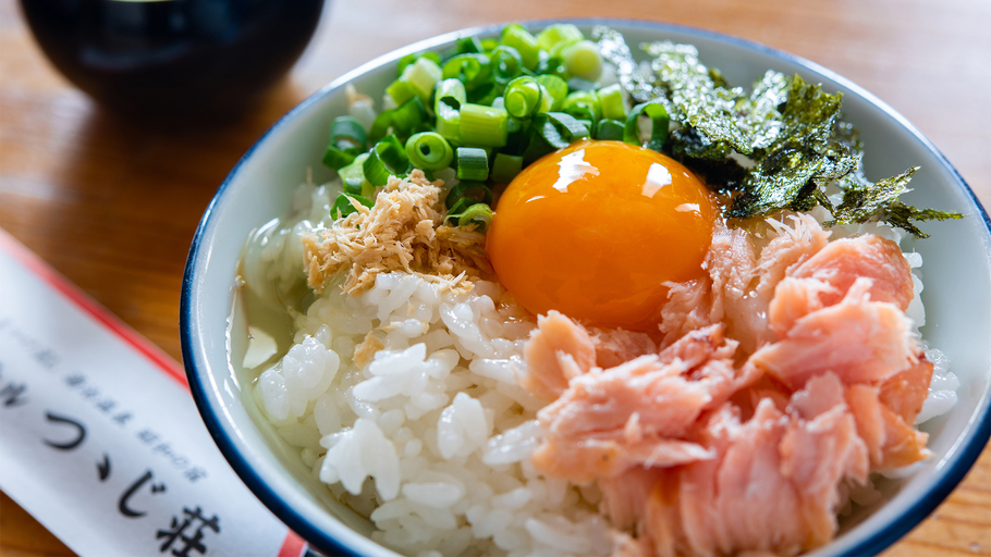 【朝食・卵かけごはんアレンジ一例】つけあわせのおかずと一緒に盛り付けて豪華なごはんに！