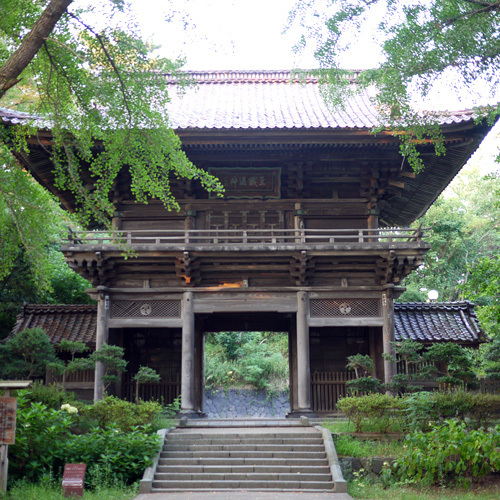 *【周辺スポット】酒田の産土神を祀る下日枝神社にある「随身門」。門の下で手を叩くと音が反響します。