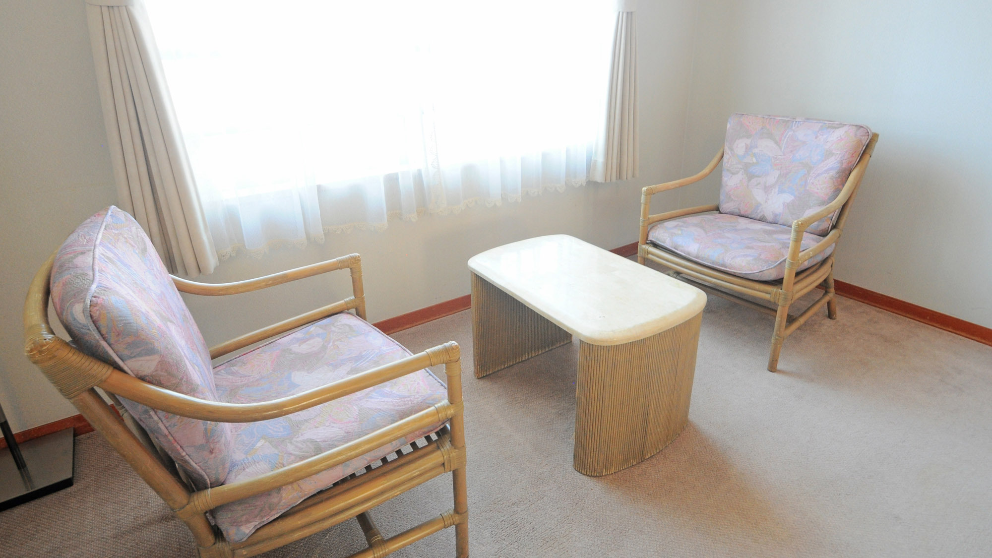 【客室】洋室の椅子とテーブル