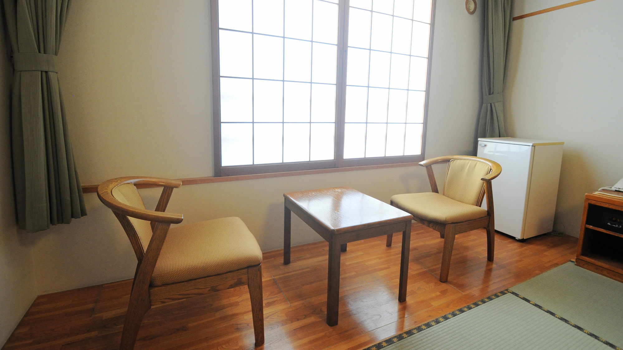 【客室】和室の椅子とテーブル