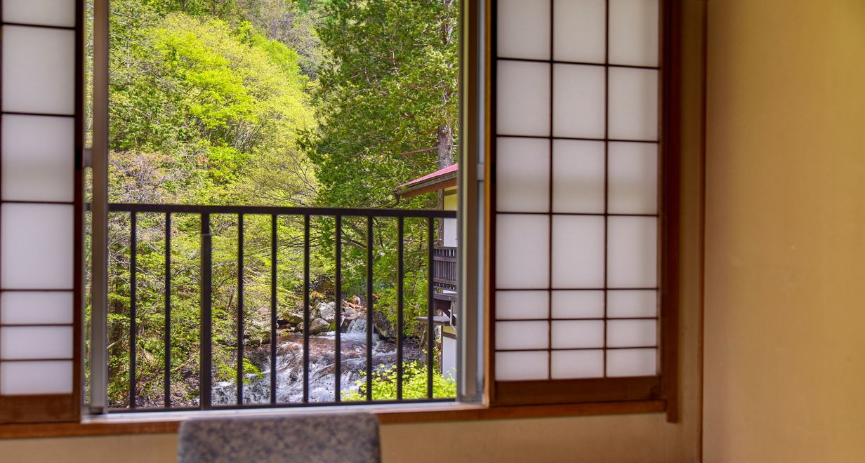 *【和室8畳（滝・渓流側）】滝と渓流を眺める角部屋です