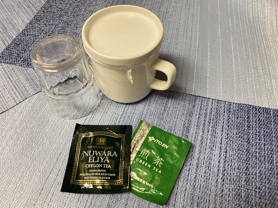 客室マグカップ、グラス、緑茶と紅茶のティーバッグ