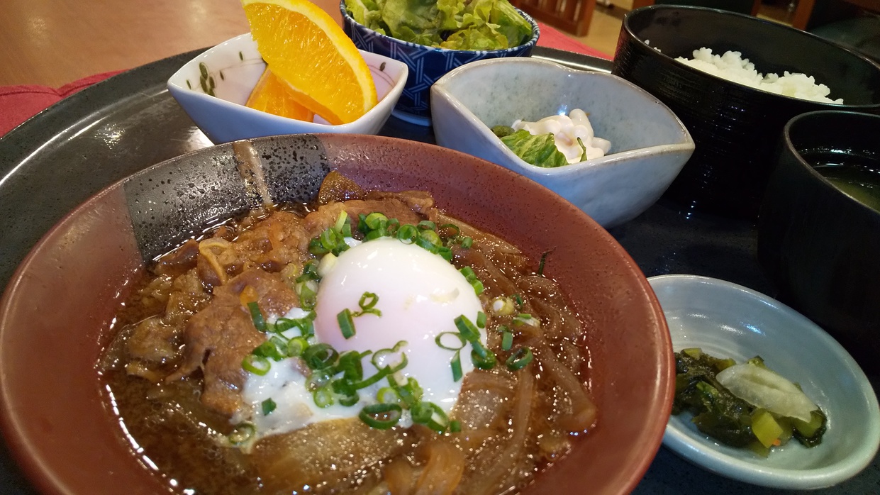 【夕食】やっぱり牛肉は美味しい♪スピードメニューです。牛すき焼豆腐煮！