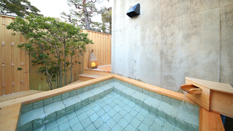 【月の湯】新設の檜の露天風呂