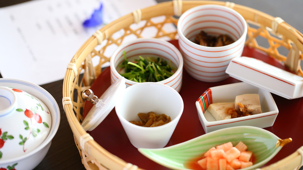 【ご朝食】山の幸がたくさんの朝食イメージ   【ご朝食】美味しいと評判の地元木島平産こしひかりを使