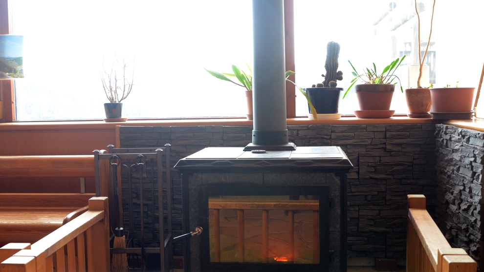 *【暖炉】館内には暖炉も設置しております。薪式暖炉のゆらめく炎が暖かくしてくれます。