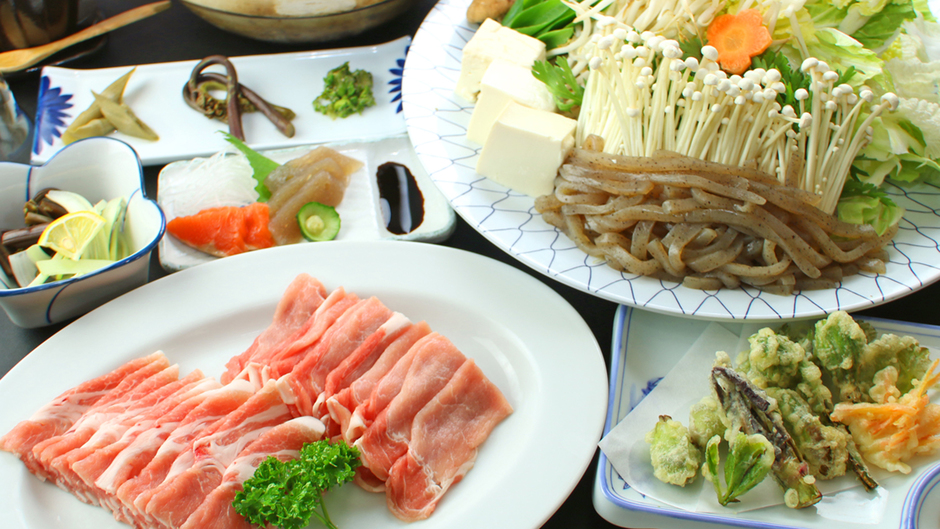 さかえの特製豚味噌鍋。自家製の野菜が美味しく引き立てます♪※冬：品数が変わります。天ぷら付きません。