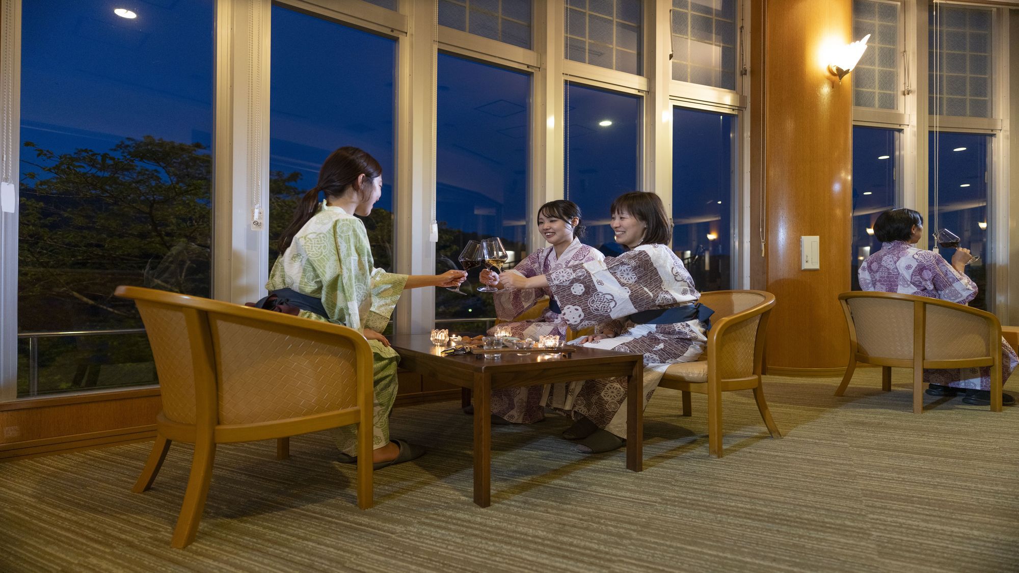 仁淀川を眺望を眺めながらラウンジで  高知のお酒やおつまみが 食べ飲み放題で楽しめる