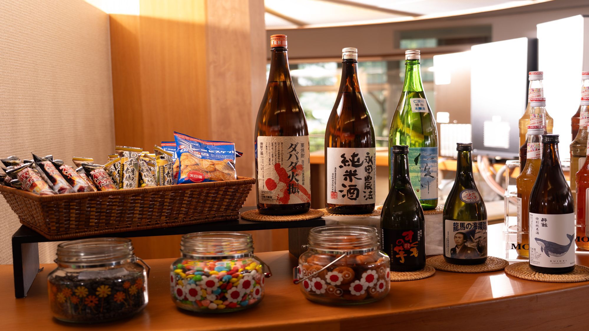 配人おすすめのおつまみや、高知限定鰹のたたき味スナック菓子などご用意
