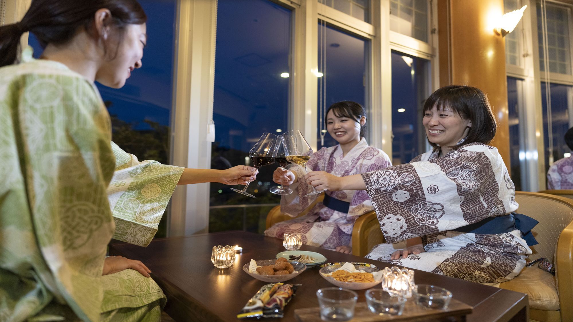 高知の地酒や焼酎     仁淀川山椒、生姜、土佐文旦を使った     オリジナルの自家製酒もご用意。
