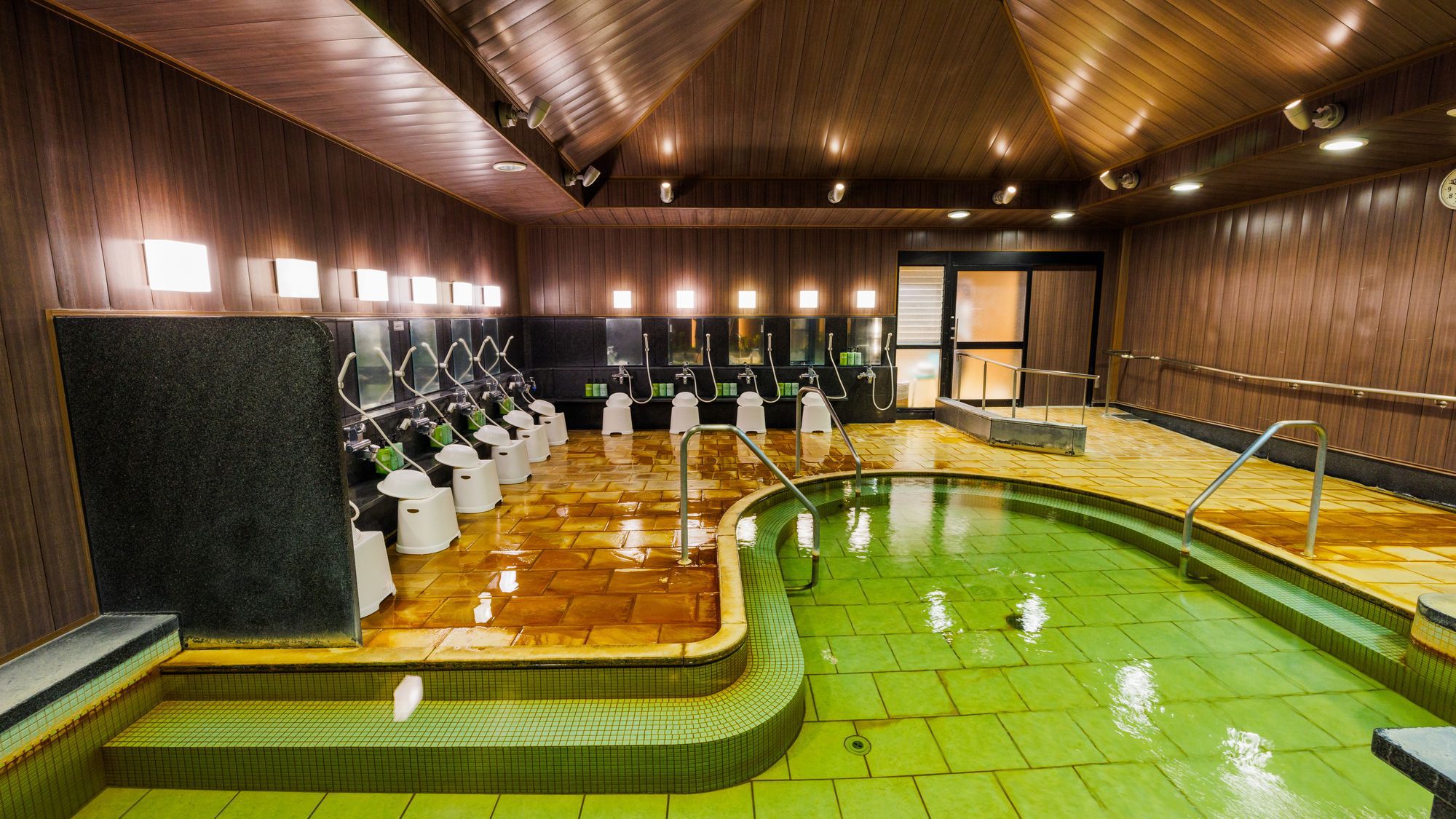 【大浴場】焼き杉材の内装の内風呂