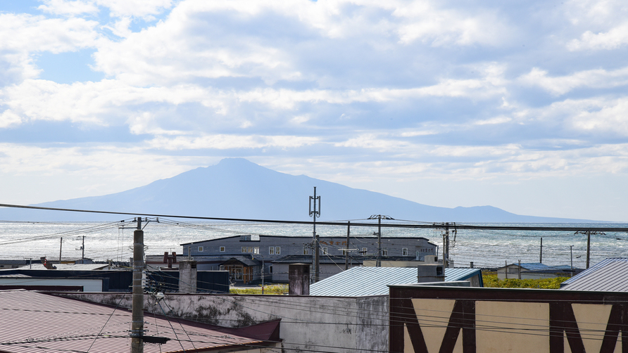 *【施設からの眺め(例)】海の向こうの利尻島に聳える利尻富士。