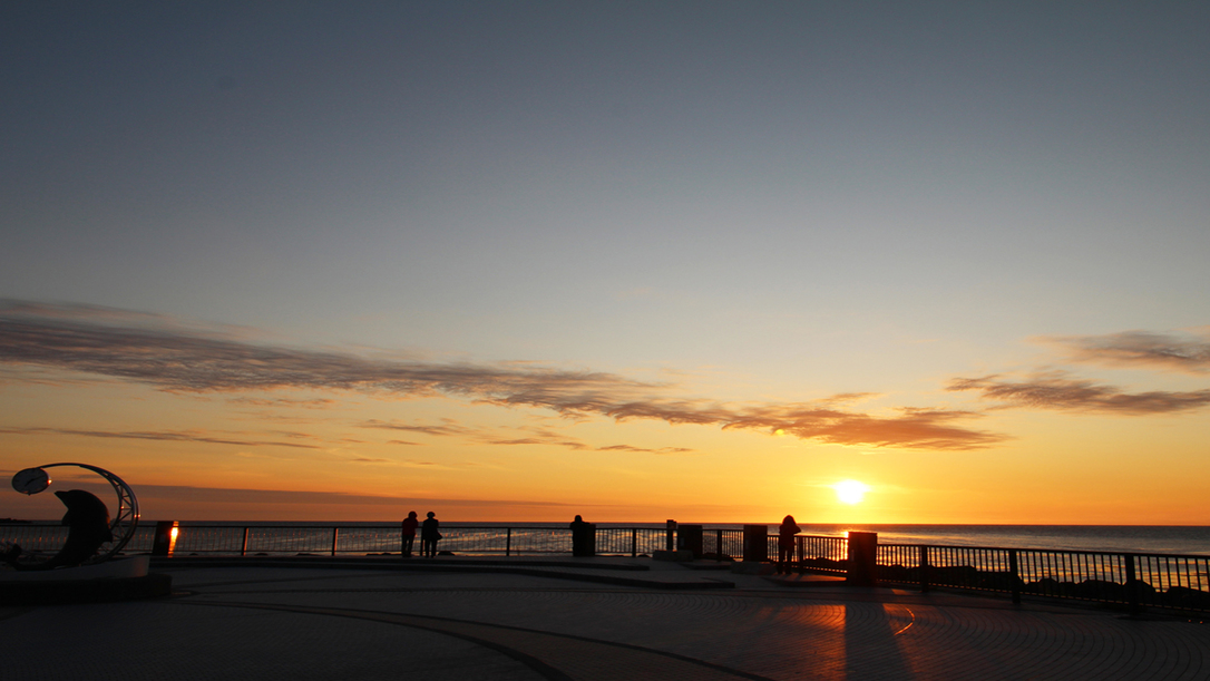 *【周辺／ノシャップ岬】夕暮れ時には地平線に沈む夕日が感動的な情景を作り出します。