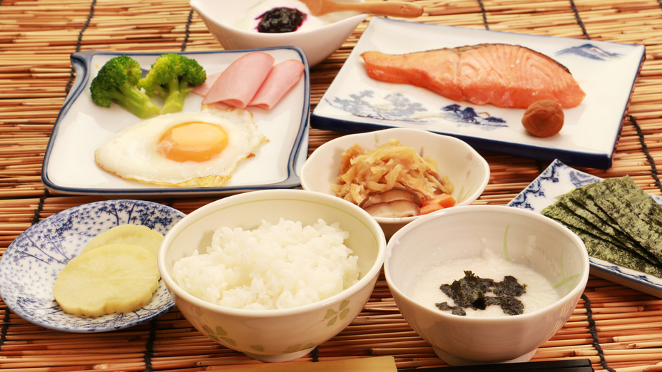 【朝食一例】自家栽培米と田舎のおいしい野菜たっぷりの和朝食です。