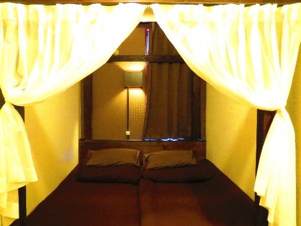 個室ツインルーム1号室寝心地の良いマットレスと雰囲気のあるお部屋