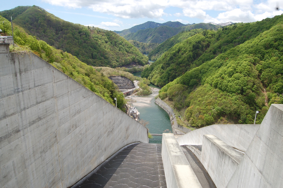 奈良俣ダム上部からの眺め