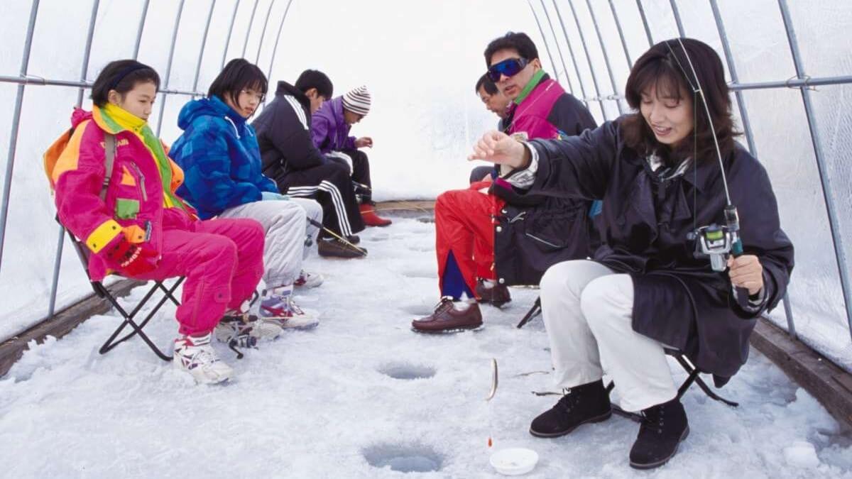 阿寒湖ー冬ワカサギ体験。みんなでわかさぎ釣りを楽しもう！