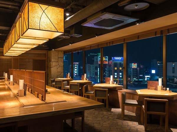 創作和食料理「旅籠茶家かやかや」では夜景を見ながら夕食もお召し上がりいただけます