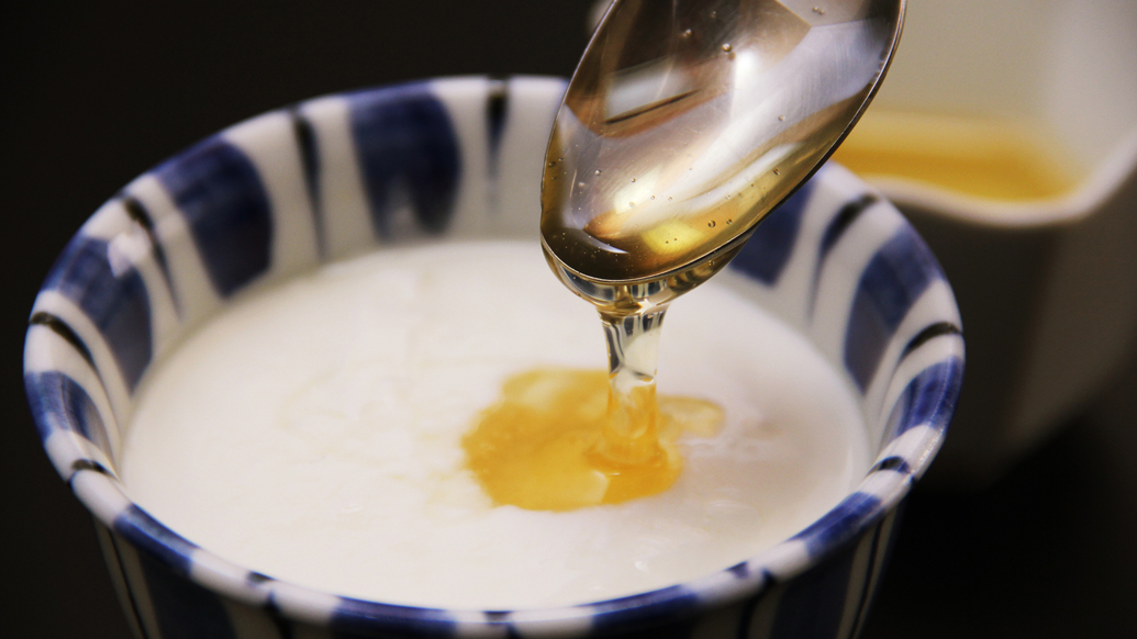 地元の湯田牛乳を使った自家製ヨーグルトを地元で採れた特製蜂蜜で♪