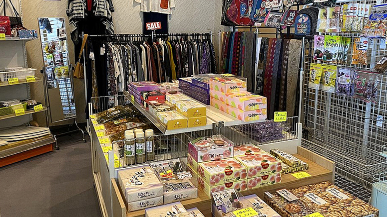 売店／福島県の特産品など取り揃えています。ご家族やお友達へのお土産にどうぞ。