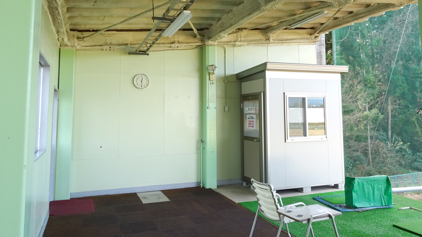 ゴルフ練習場／喫煙所。マナーを守ってご利用ください。