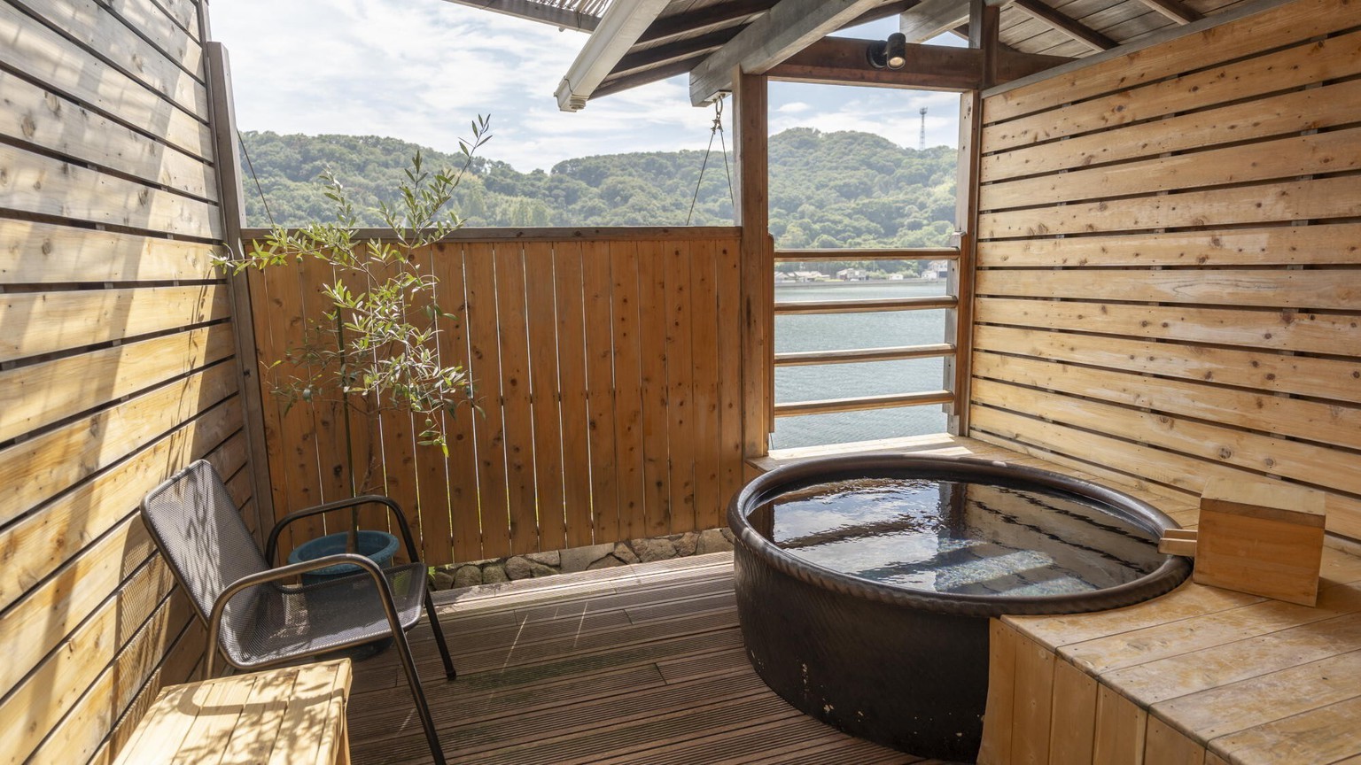 展望露天風呂（有料）｜脱衣所も洗い場も広々。小さなお子様連れにも