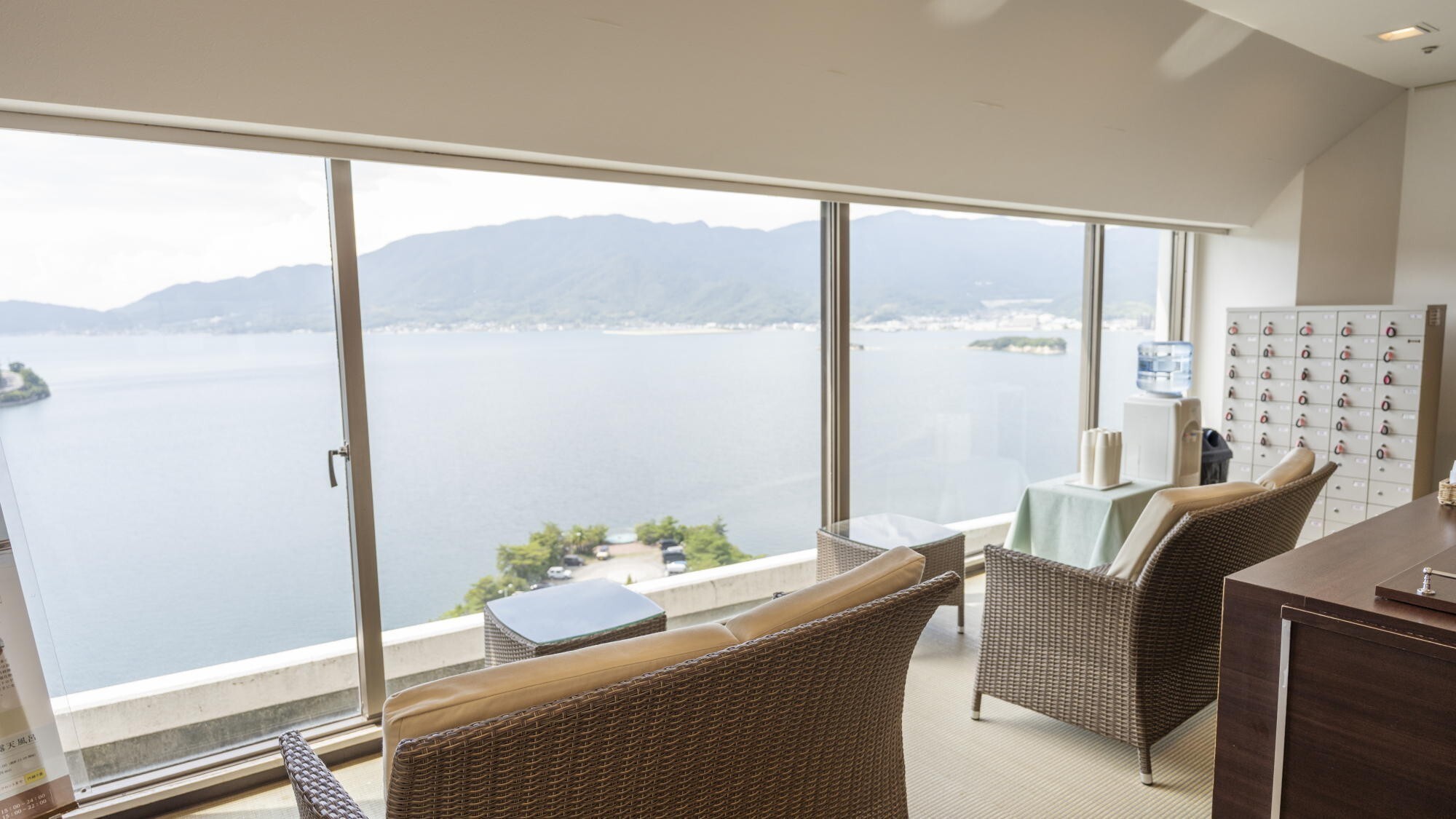 大浴場脱衣所｜滞在中は、何度でも入浴可能！ホテル最上階の展望大浴場は、眺望も抜群。