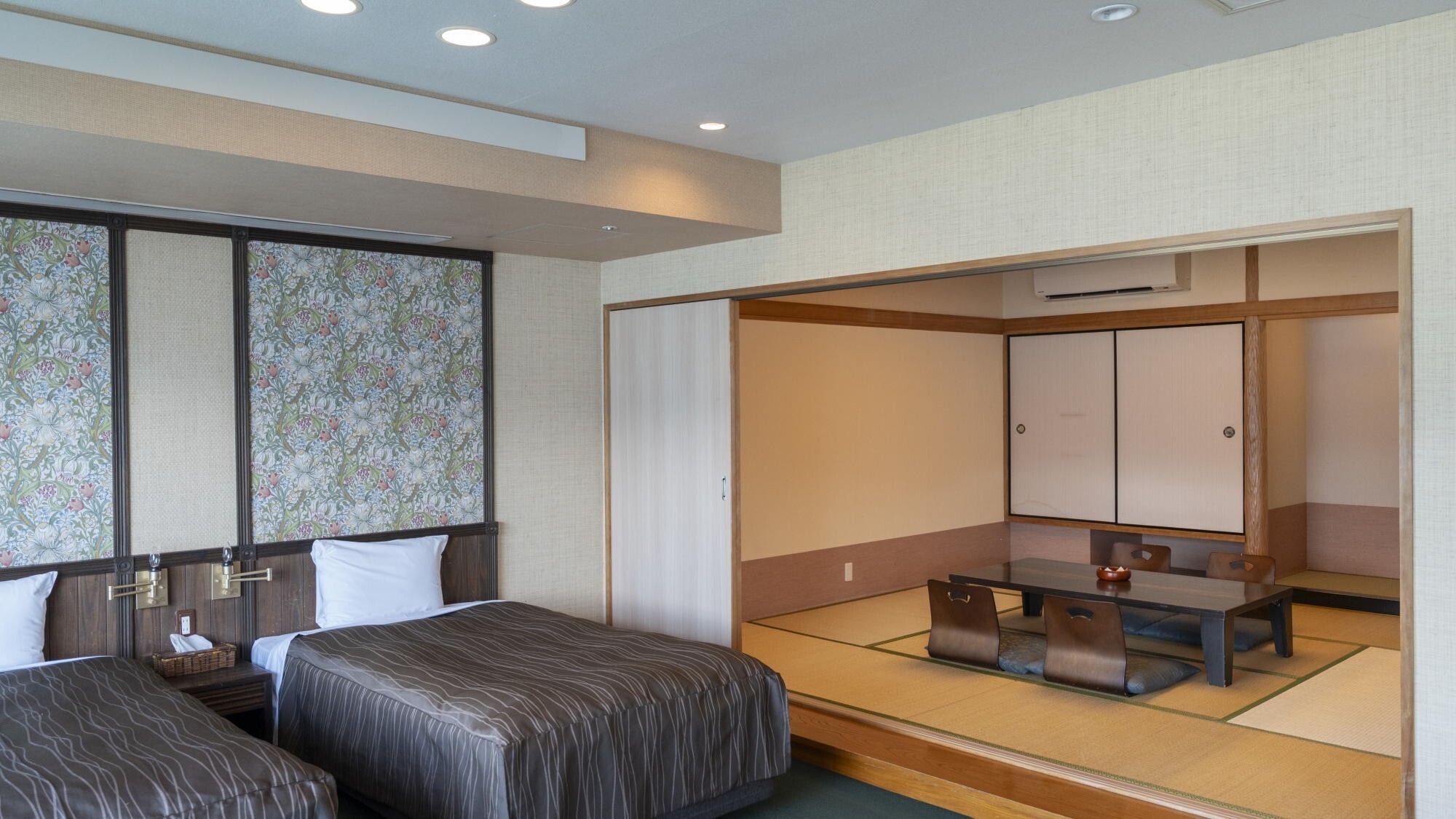 ロイヤルスイート｜客室棟最上階（11階）に位置する当館最高ランクのスイートルームです。