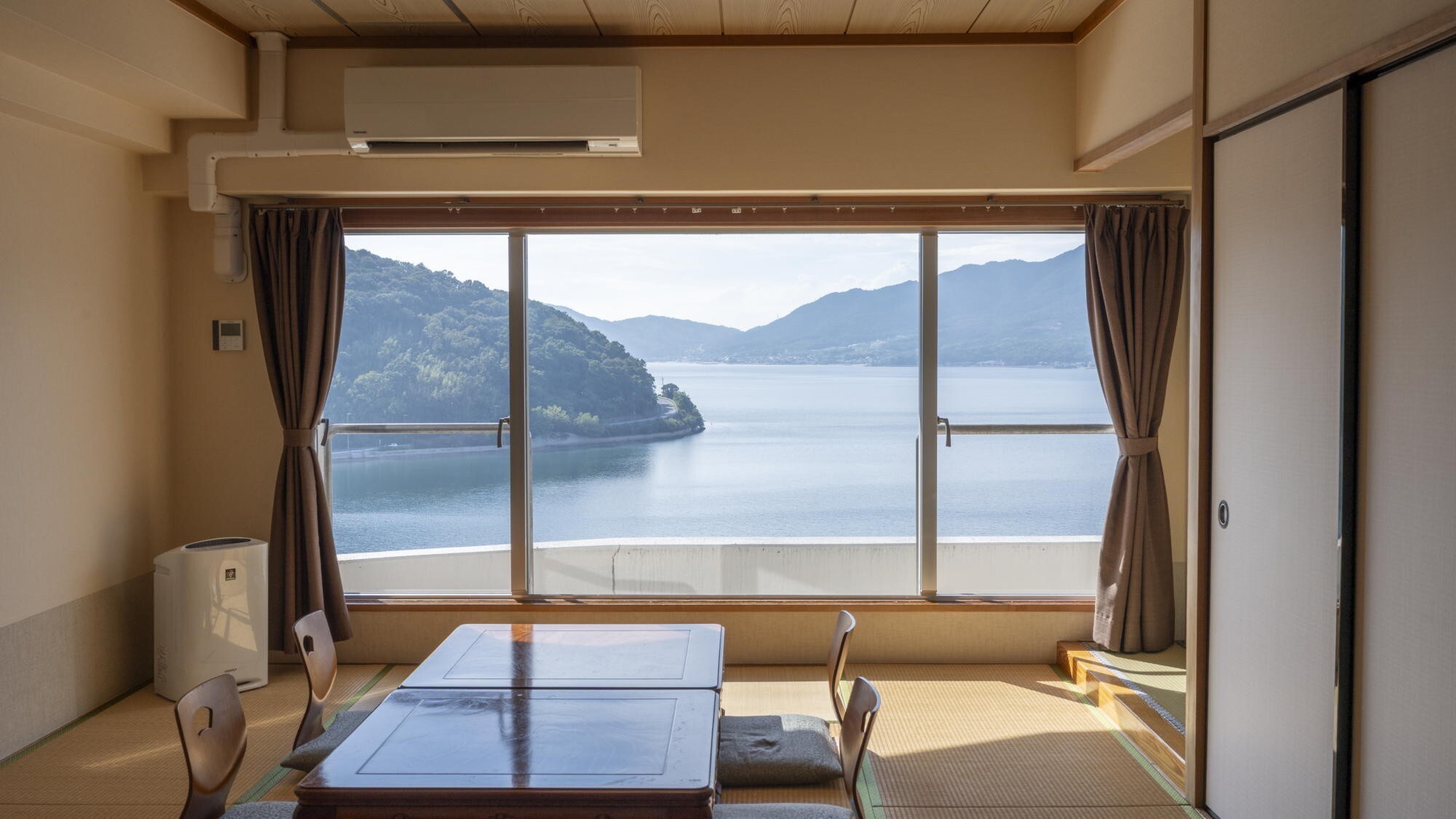 和洋室｜ご家族やグループのご利用におすすめです。※入口に段差のない造りなので車椅子での出入りも可能