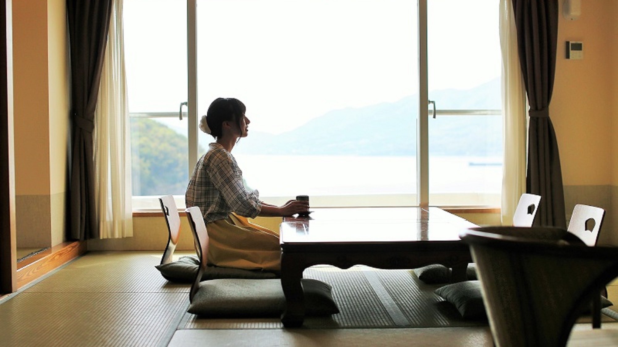 和洋室｜瀬戸内の空と海を臨むオーシャンビューのお部屋でゆったりとお過ごしください。