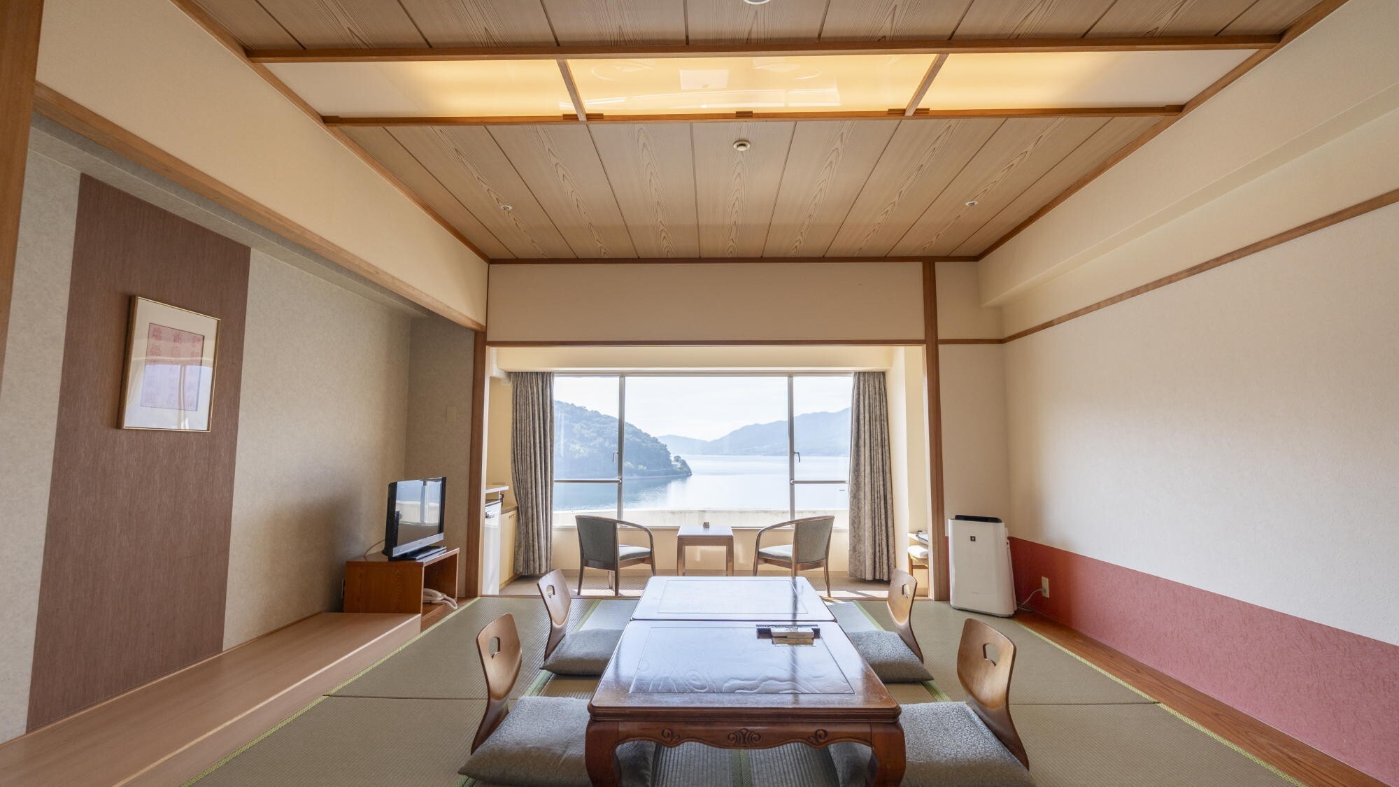和室｜ゆとりある10畳の広々とした和室は、足をのばしてごゆっくりお寛ぎ頂けます。