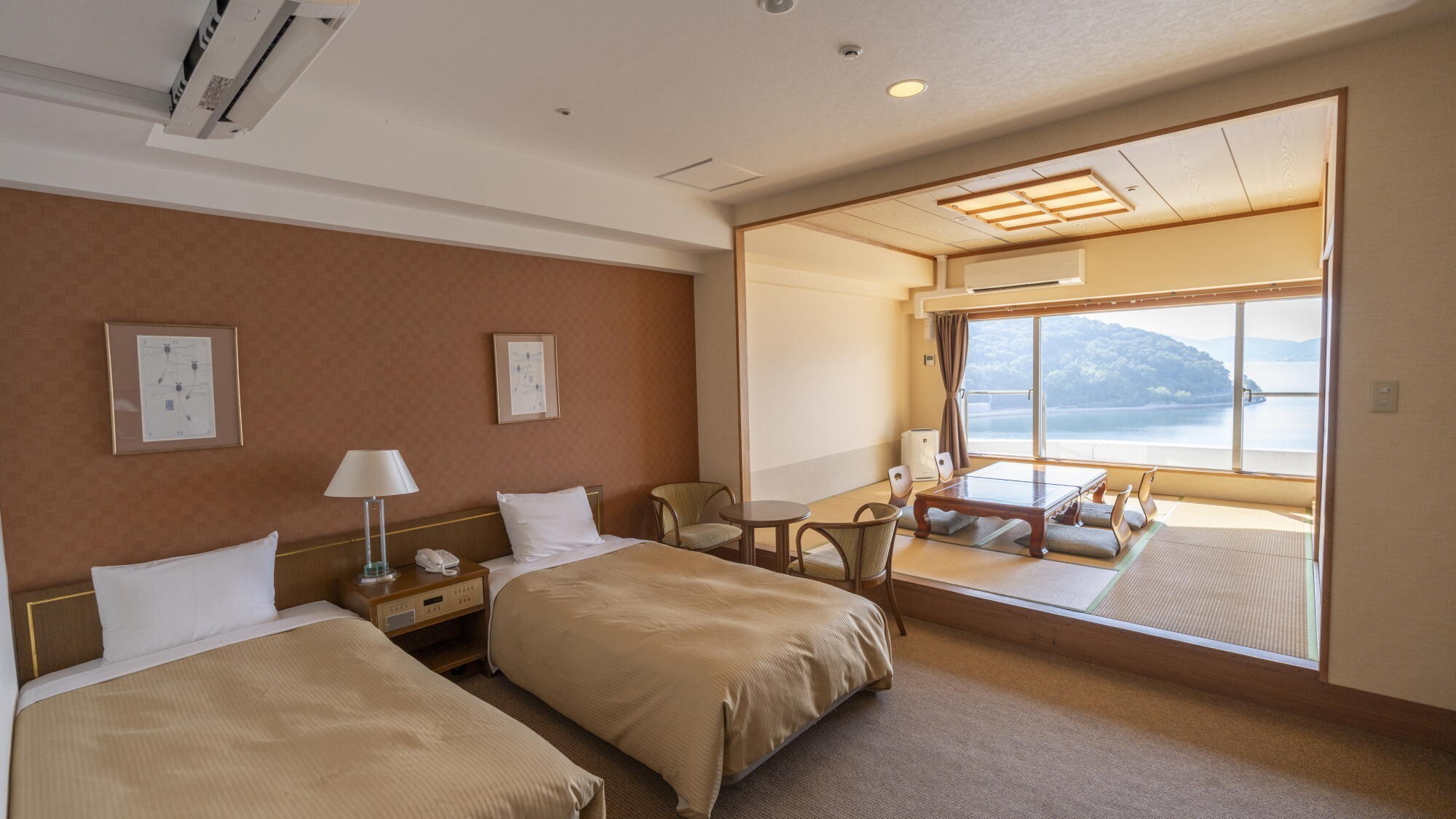 和洋室｜眺めの良い高層階10階に位置する、ツインベッド＋8畳和室の和洋折衷客室です。