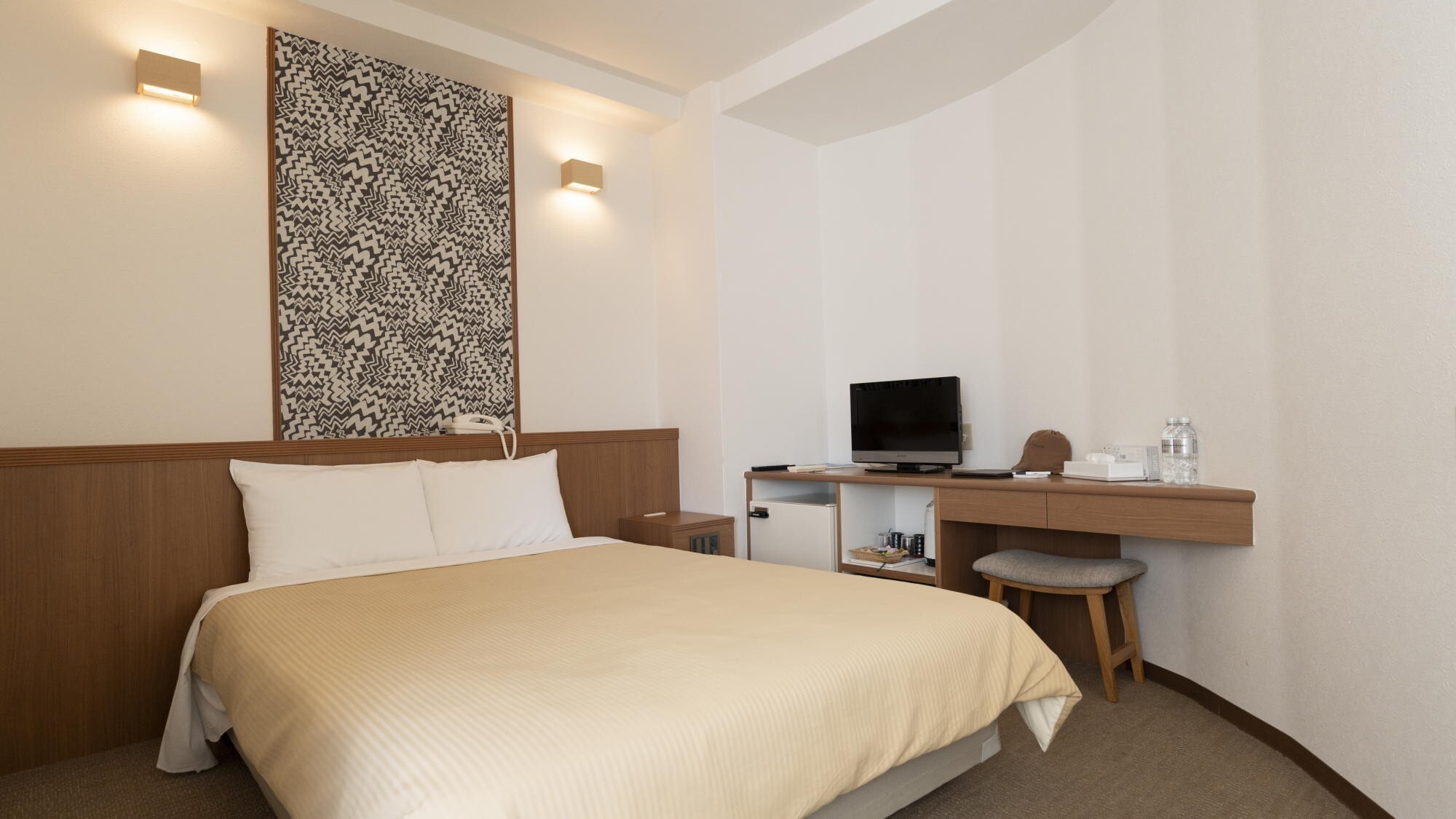 ダブル｜各フロアの両サイドに位置するダブルルーム。窓からは美しい瀬戸内海が一望できます。