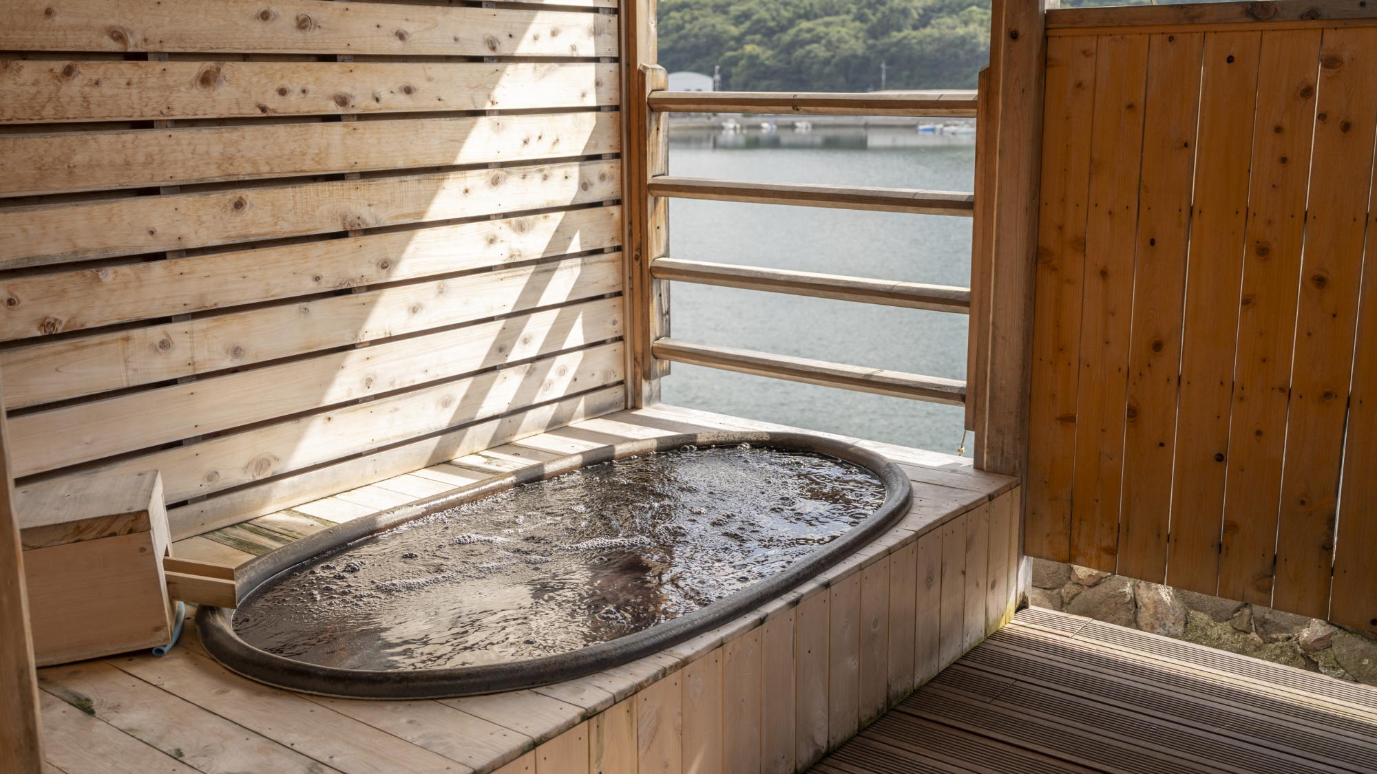 展望露天風呂（有料）｜4〜5名様までご利用いただける貸切の個室露天風呂です。