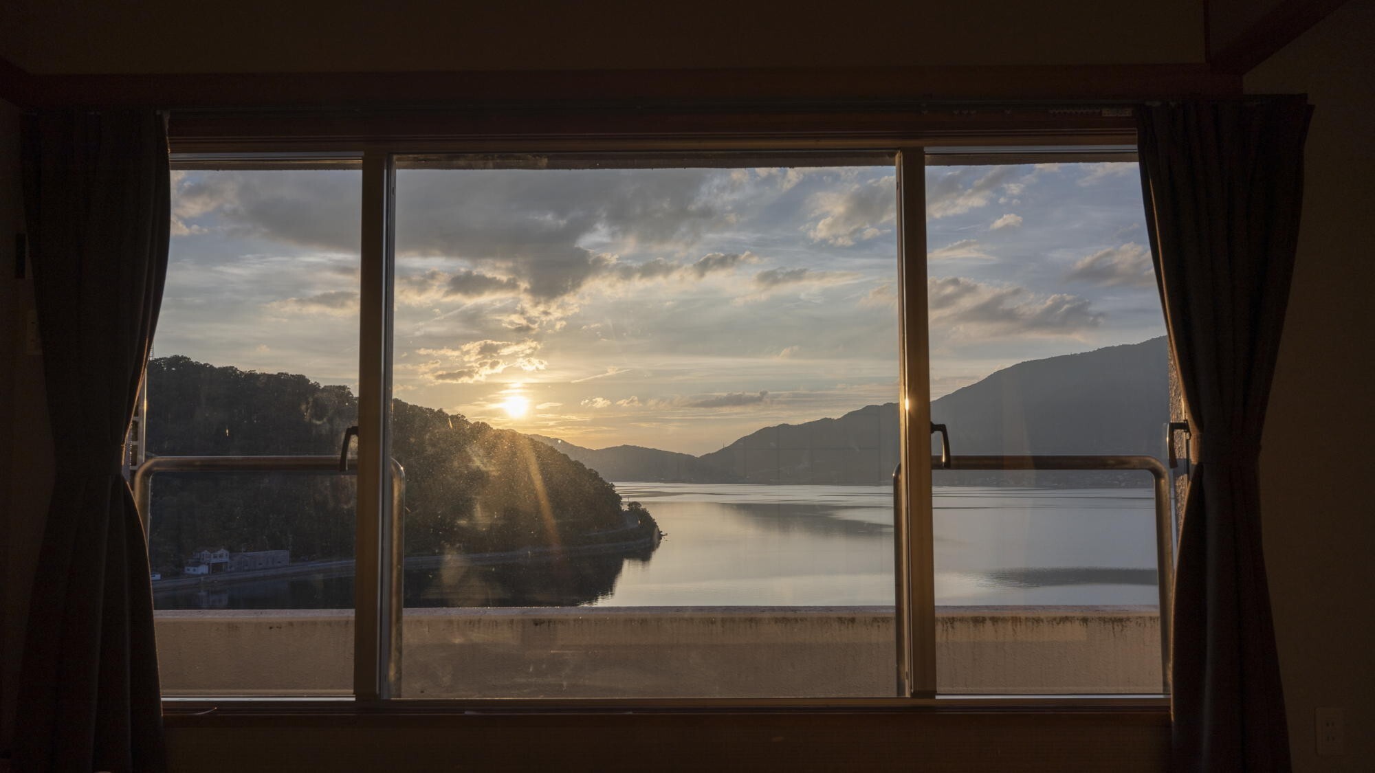 セミスイート｜瀬戸内海に沈む夕日を望む、癒しのひとときをお楽しみください。