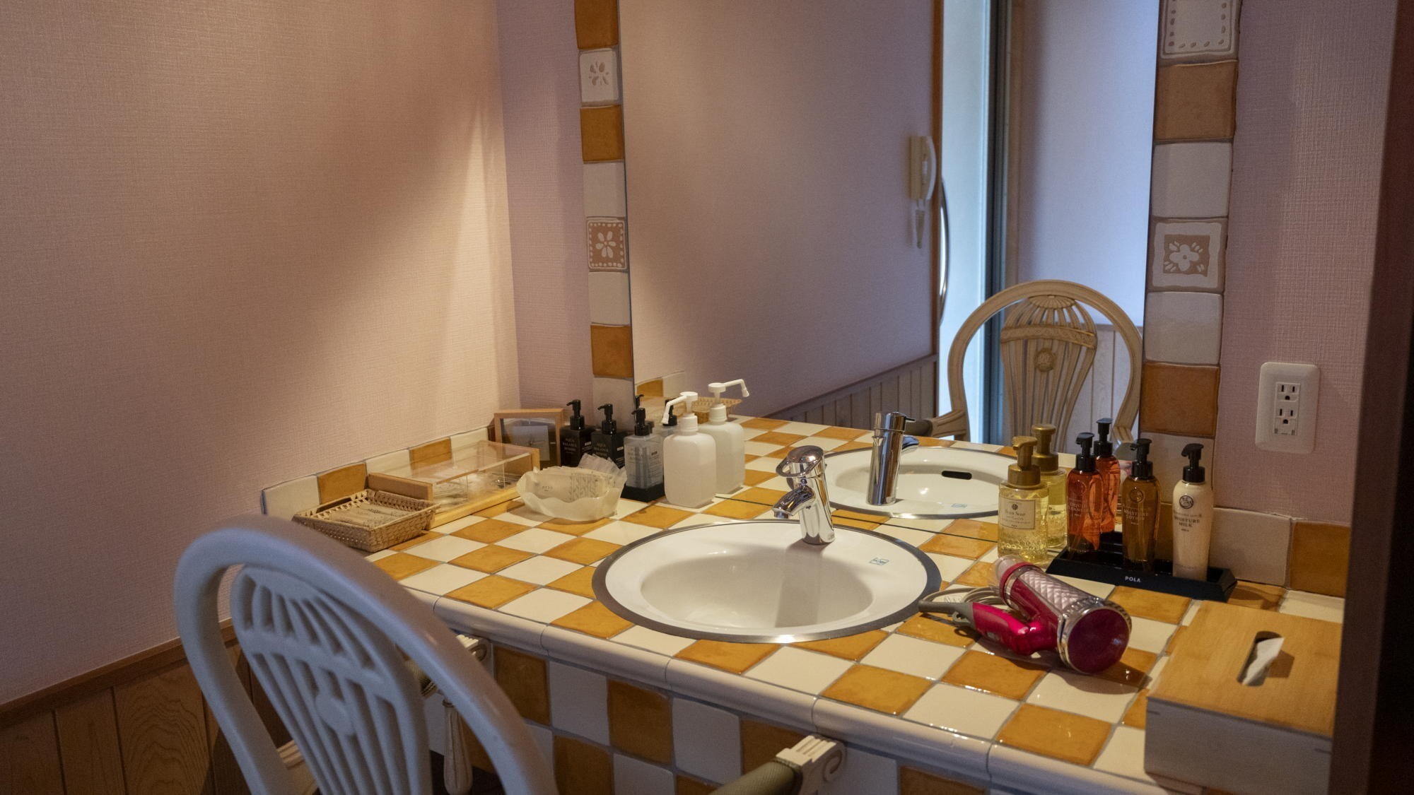 展望露天風呂（有料）｜貸切風呂には、大きな鏡付きのドレッサーをご用意しています。