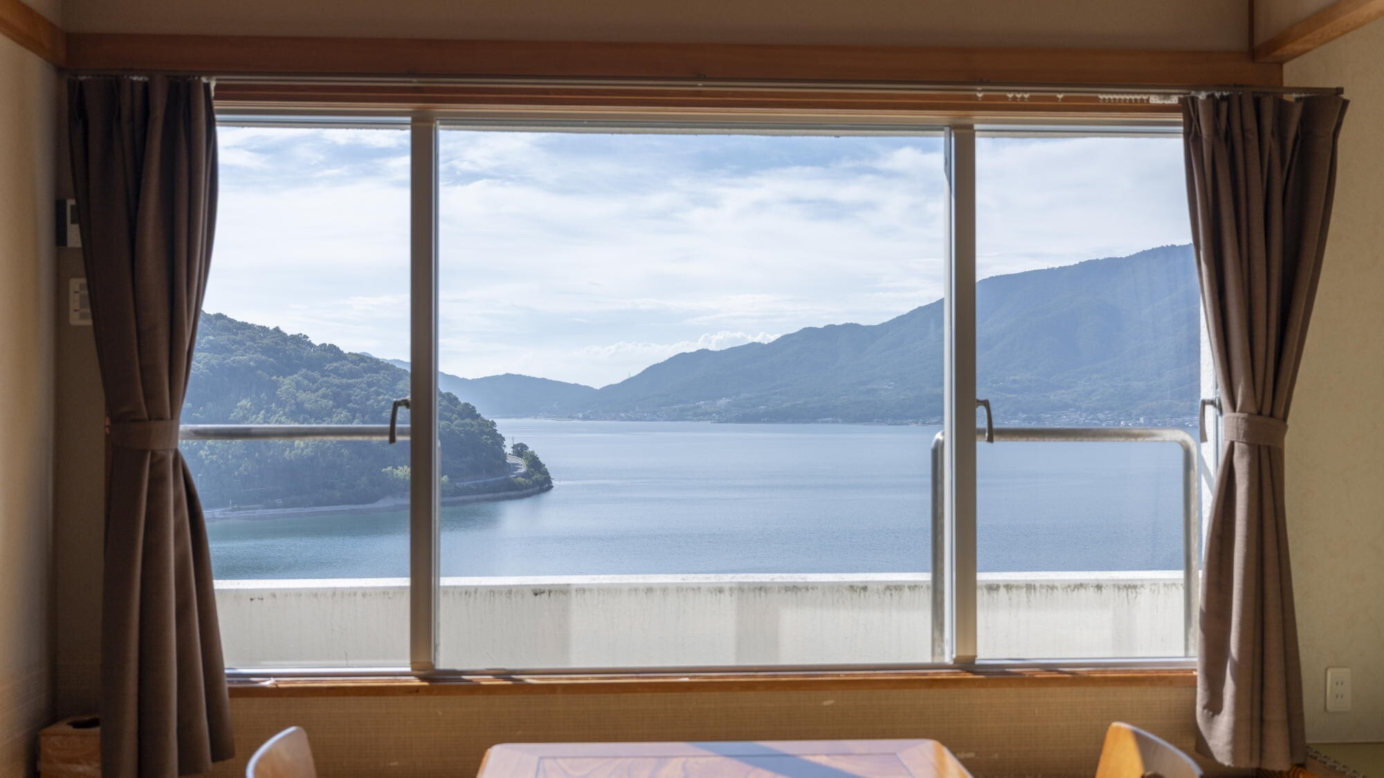 セミスイート｜最上階デラックスルームの大きな窓から臨む、瀬戸内の空と海をお楽しみください。