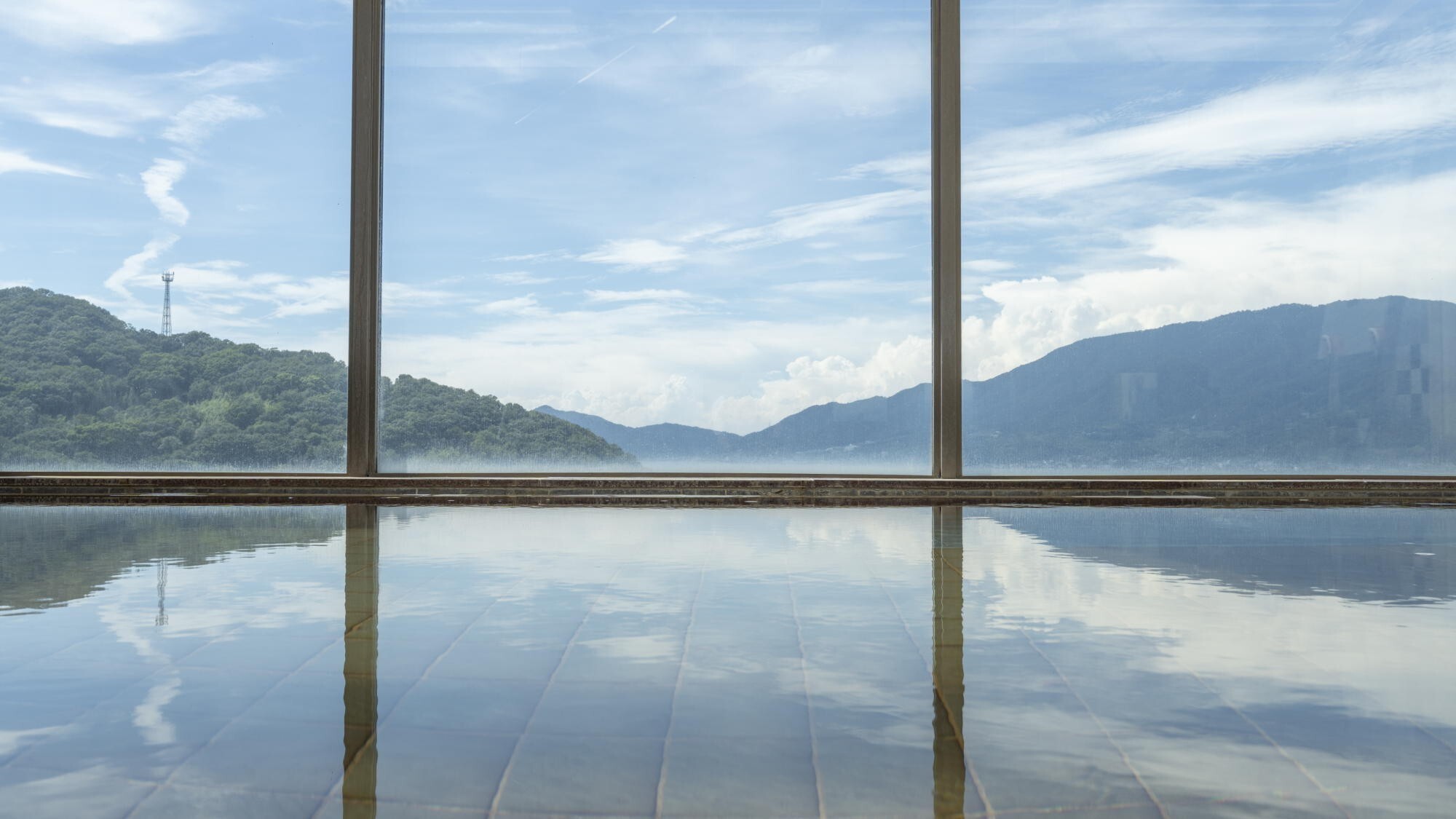 しょうどしま温泉｜前面と天井がガラス張りなので、瀬戸内の景色を眺めながらご入浴いただけます。